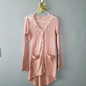 MISS ME BUTTON UP HIGH LOW SWEATER WOMEN'S SIZE M, LIGHT MAUVE WITH LACE ACCENTS